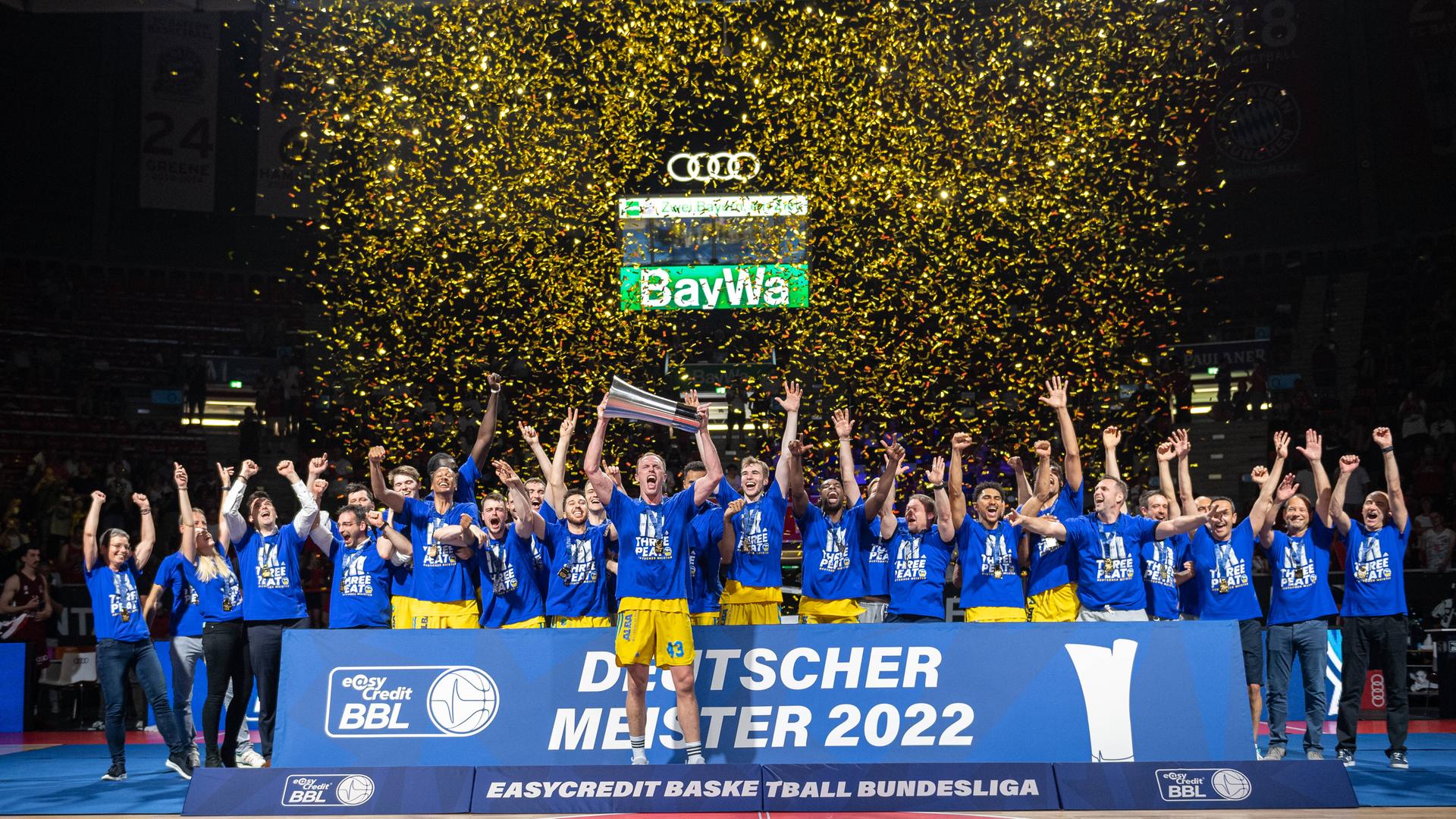 Die Mann-Schaft von Alba Berlin feiert ihren Meister-Titel. Die Mann-Schaft von Alba Berlin feiert ihren Meister-Titel.