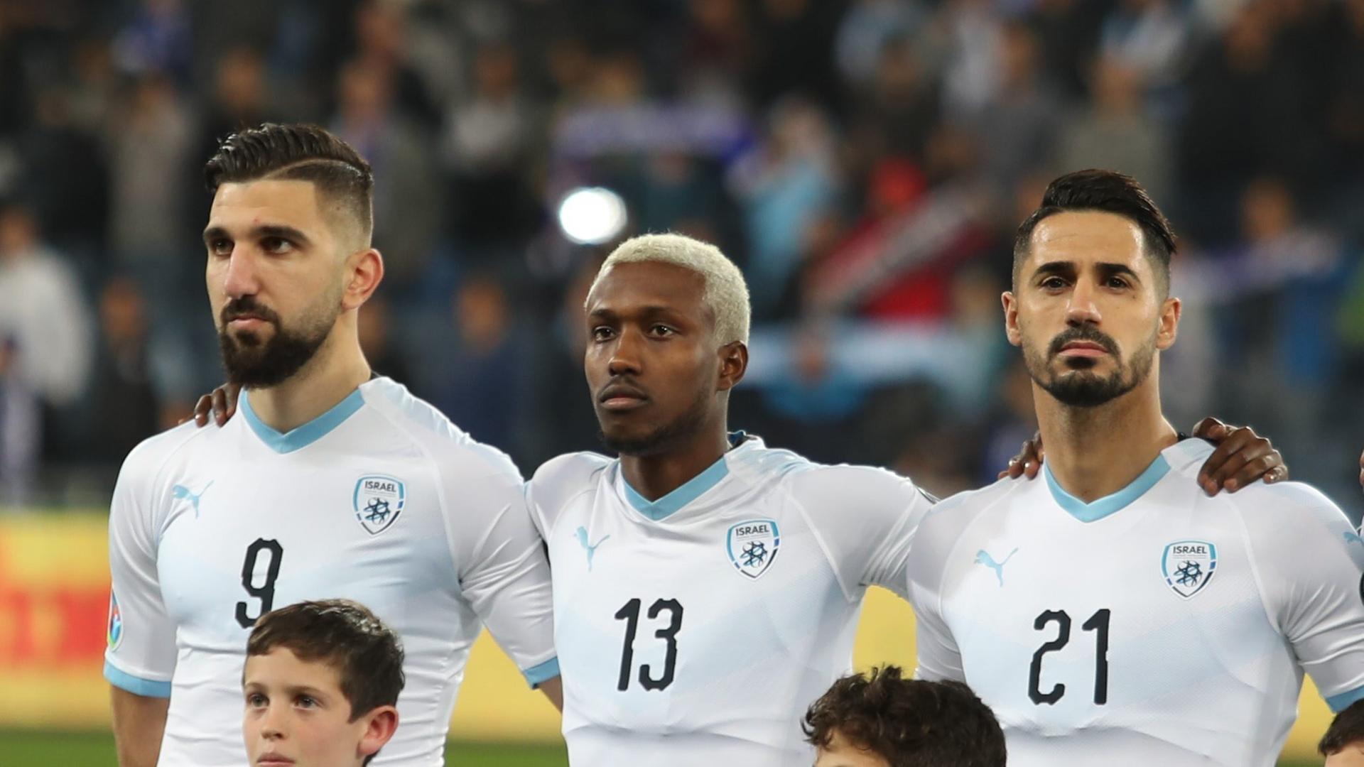 Munas Dabbur (li.), Taleb Tawatha, Beram Kayal vor einem Spiel der israelischen Nationalmannschaft. Munas Dabbur (li.), Taleb Tawatha, Beram Kayal vor einem Spiel der israelischen Nationalmannschaft.