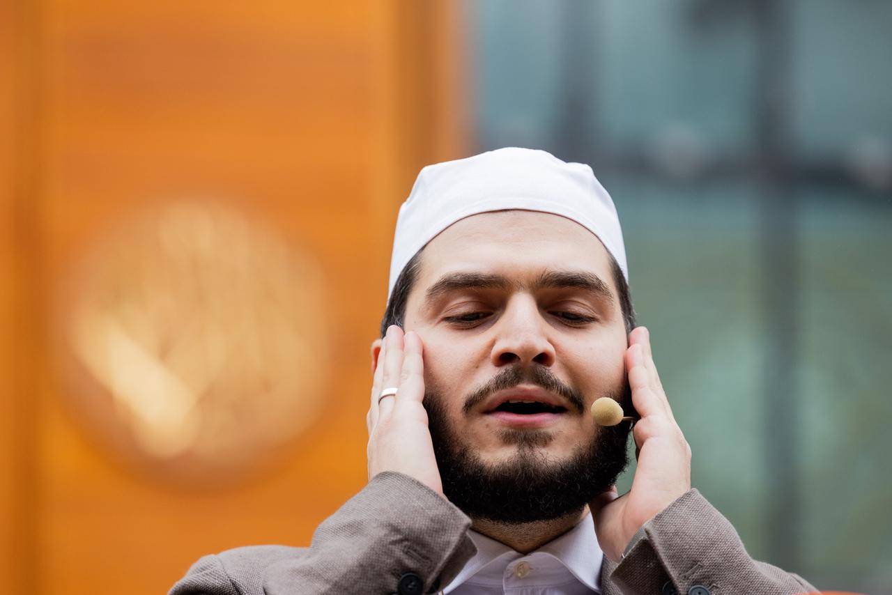 Muezzin Mustafa Kader, Imam der Moschee, ruft in der Zentralmoschee der DITIB (Türkisch-Islamische Union der Anstalt für Religion) Muslime zum Gebet Muezzin Mustafa Kader, Imam der Moschee, ruft in der Zentralmoschee der DITIB (Türkisch-Islamische Union der Anstalt für Religion) Muslime zum Gebet