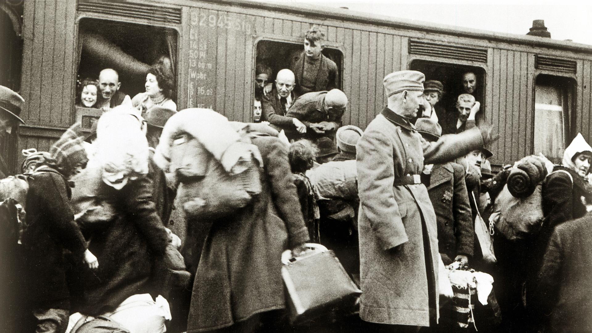 Historische Aufnahme von der Deportation von Juden mit dem Zug nach Riga 1941.