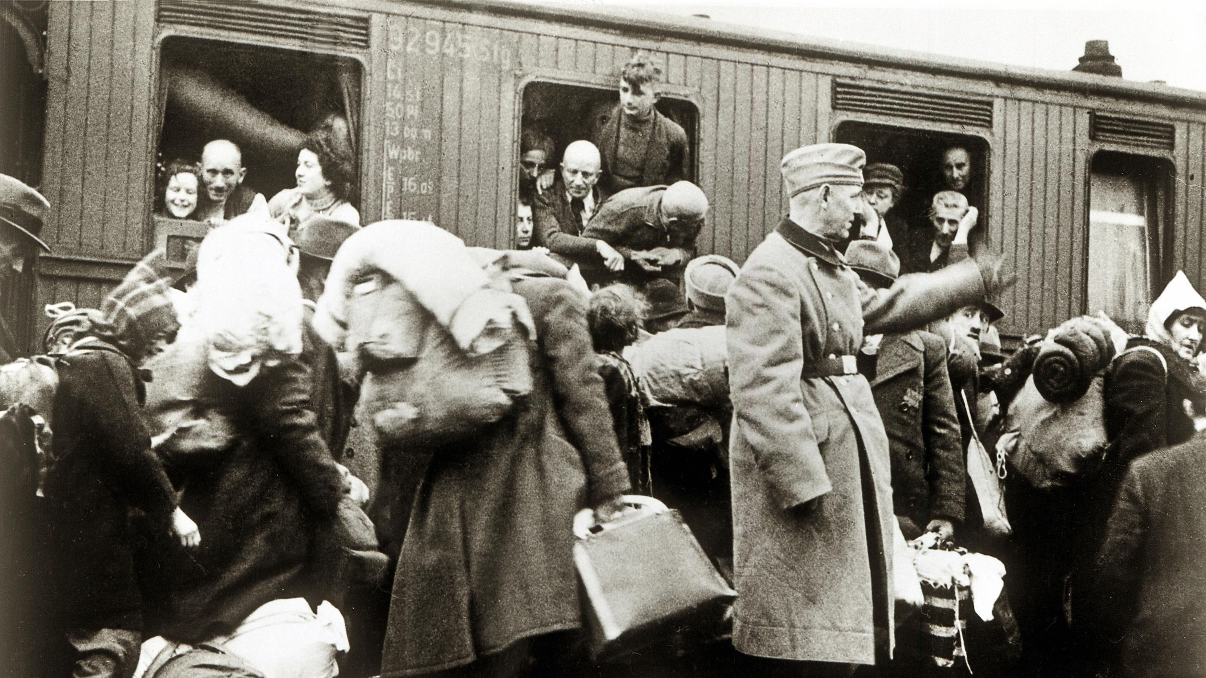 Historische Aufnahme von einem Zug voller Menschen. Deportation deutscher Juden nach Riga - Deutsche Juden warten auf ihre Deportation mit dem Zug nach Riga. Dezember 1941 wurden die ersten Judentransporte aus der preußischen Provinz Westfalen vom Bahnhof in Bielefeld nach Riga geschickt.