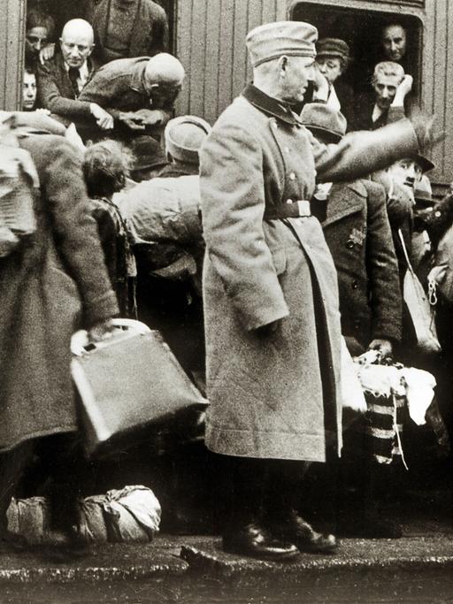 Historische Aufnahme von der Deportation von Juden mit dem Zug nach Riga 1941.