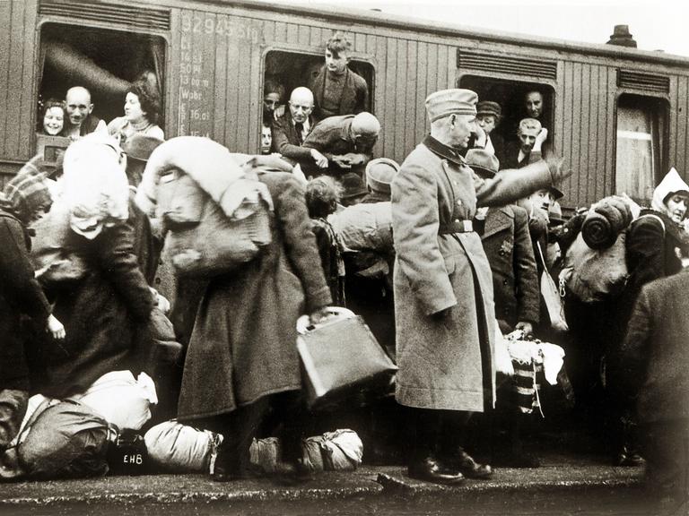 Ein Zug ist voller Menschen, die in ein Konzentrations-Lager gebracht werden. 