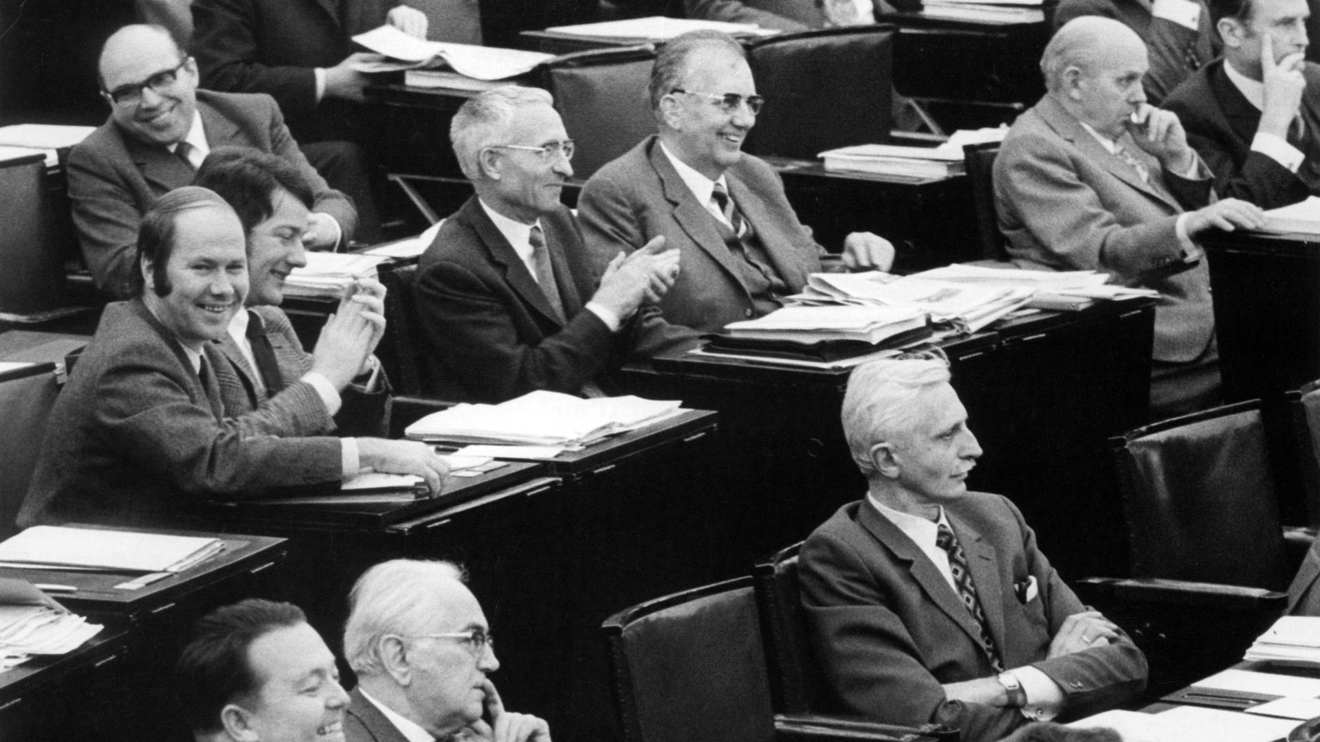 PD- Abgeordnete beklatschen ihre Fraktionsrednern bei der ersten Lesung der Verträge von Warschau und Moskau im Deutschen Bundestag in Bonn am 23. Februar 1972. Ohne Regung bleiben die Fraktionskollegen Willy Bartsch (2. von links) neben Holger Börner und Herbert Hupka (Mitte rechts) PD- Abgeordnete beklatschen ihre Fraktionsrednern bei der ersten Lesung der Verträge von Warschau und Moskau im Deutschen Bundestag in Bonn am 23. Februar 1972. Ohne Regung bleiben die Fraktionskollegen Willy Bartsch (2. von links) neben Holger Börner und Herbert Hupka (Mitte rechts)