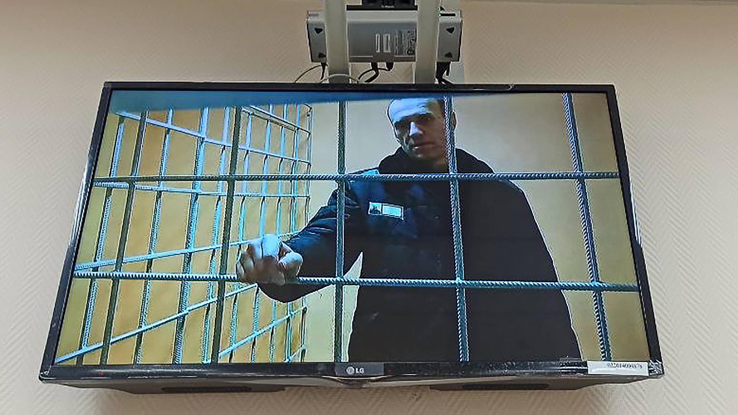 Alexei Nawalny bei einer Gerichtsanhörung per Videoschalte