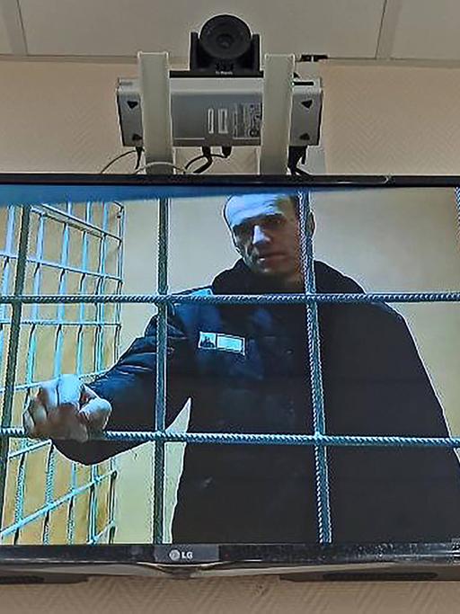 Alexei Nawalny bei einer Gerichtsanhörung per Videoschalte