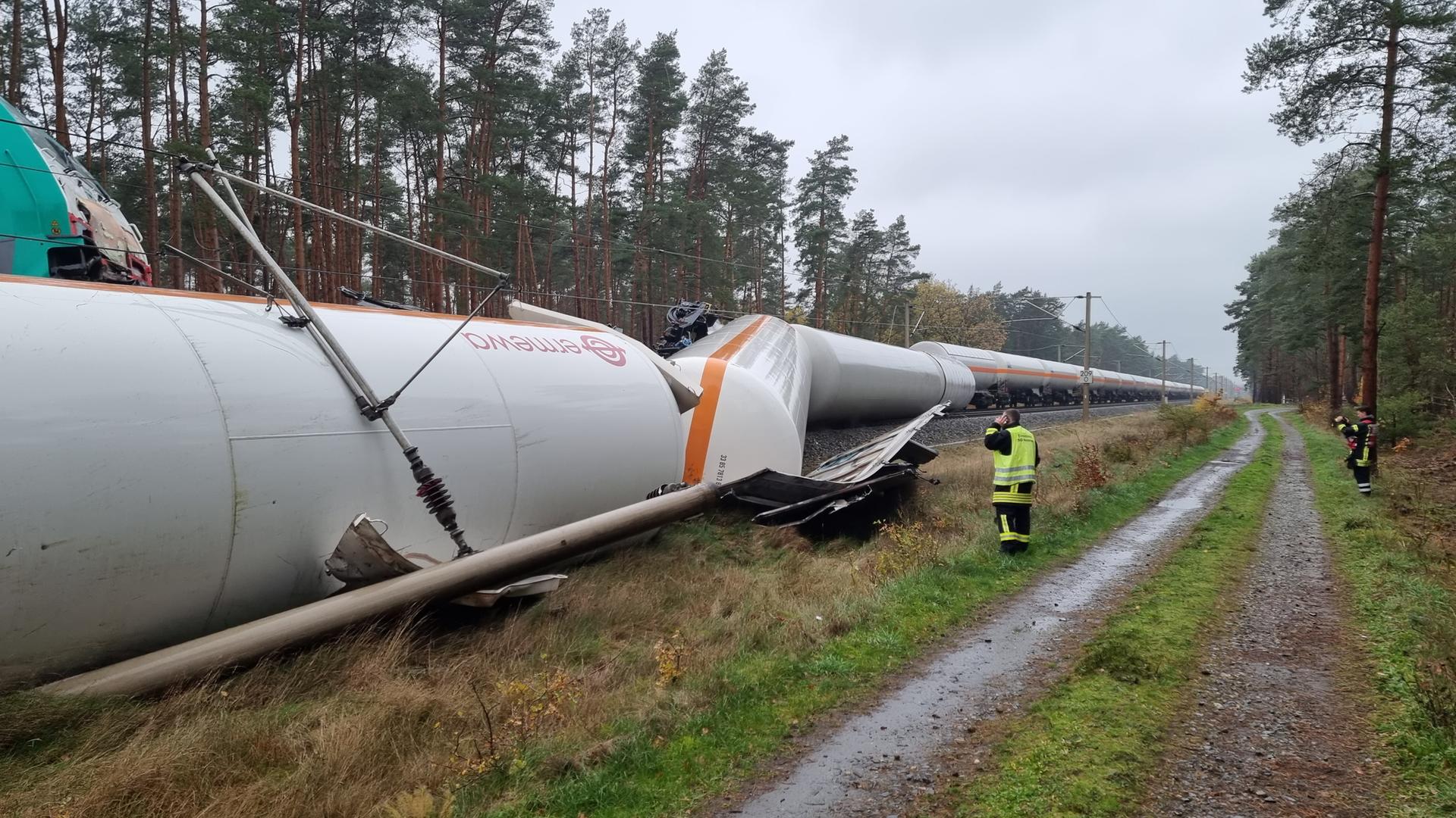 Das Bild zeigt umgestürzte Waggons auf den Gleisen. Das Bild zeigt umgestürzte Waggons auf den Gleisen.