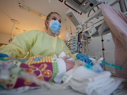 Eine Intensivpflegerin versorgt auf der Kinder-Intensivstation des Olgahospitals des Klinkums Stuttgart einen am Respiratorischen Synzytial-Virus (RS-Virus oder RSV) erkrankten Patienten, der beatmet wird.