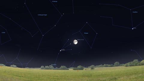 Der fast volle Mond und Antares, Hauptstern im Skorpion, ziehen heute Nacht tief über den Südhimmel.