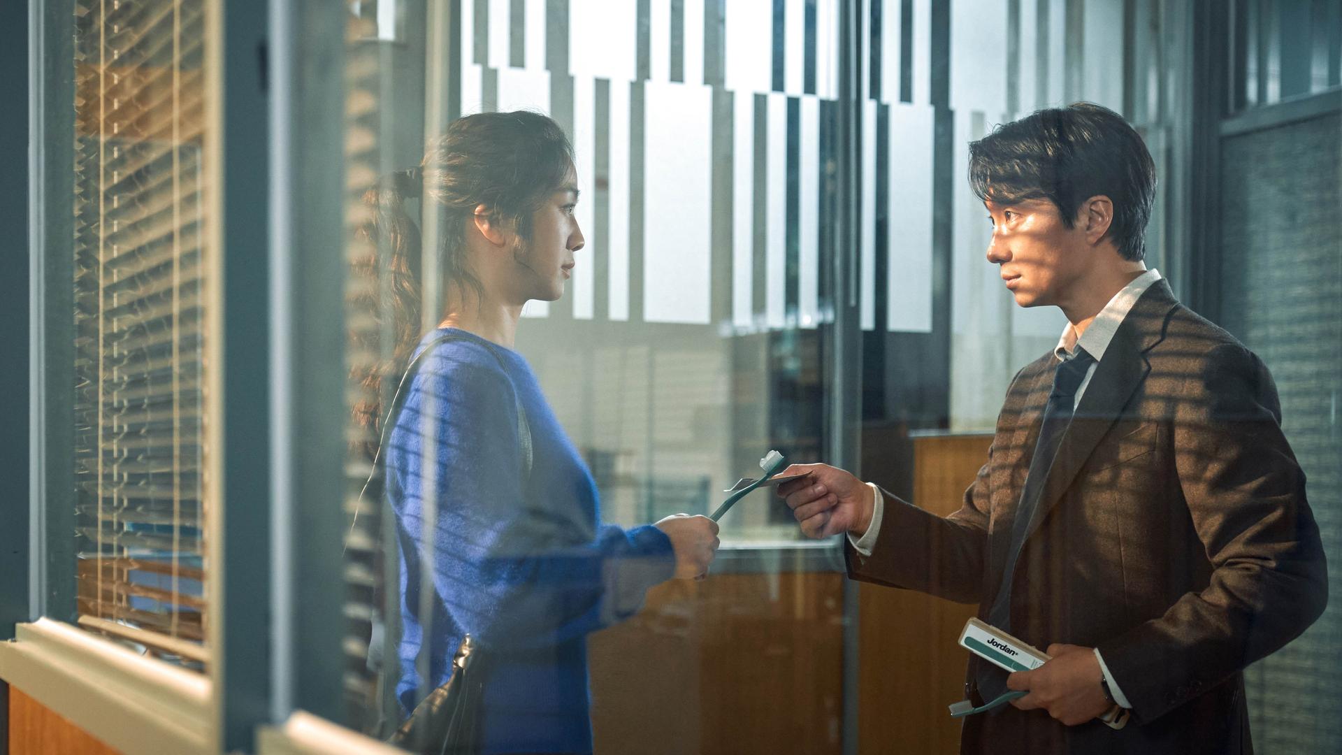 Szene aus dem Film "Die Frau im Nebel": Kommissar Jang Hae-joon und die die mysteriöse Song Seo-rae kommen sich allmählich näher. Szene aus dem Film "Die Frau im Nebel": Kommissar Jang Hae-joon und die die mysteriöse Song Seo-rae kommen sich allmählich näher.