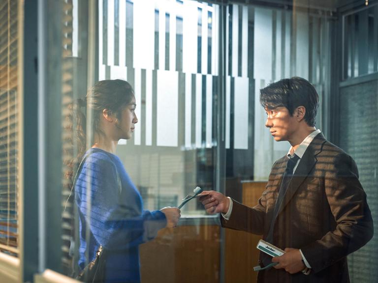 Szene aus dem Film "Die Frau im Nebel": Kommissar Jang Hae-joon und die die mysteriöse Song Seo-rae kommen sich allmählich näher.