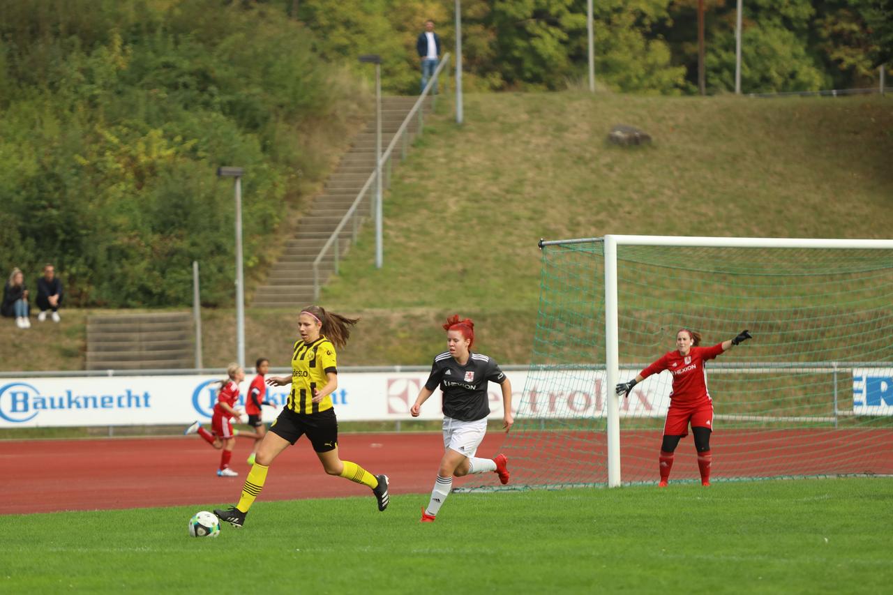 Eine BVB-Spielerin verfolgt den Ball, eine Gegenspielerin läuft ihr hinterher.