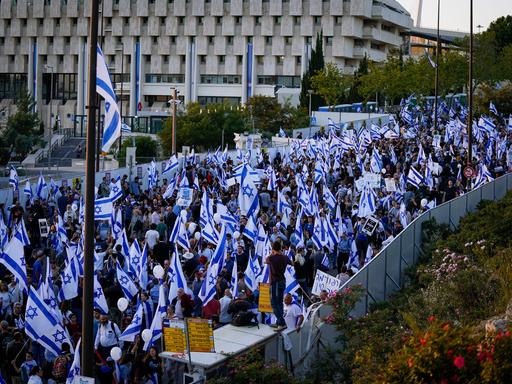Rechtsgerichtete Israelis schwenken Nationalfahnen während einer Demonstration vor der Knesset, dem israelischen Parlament in Jerusalem, zur Unterstützung der Pläne der Regierung von Premierminister Netanjahu zur Überarbeitung des Justizsystems.