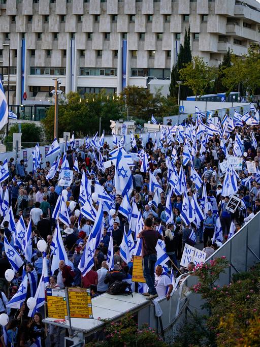 Rechtsgerichtete Israelis schwenken Nationalfahnen während einer Demonstration vor der Knesset, dem israelischen Parlament in Jerusalem, zur Unterstützung der Pläne der Regierung von Premierminister Netanjahu zur Überarbeitung des Justizsystems.