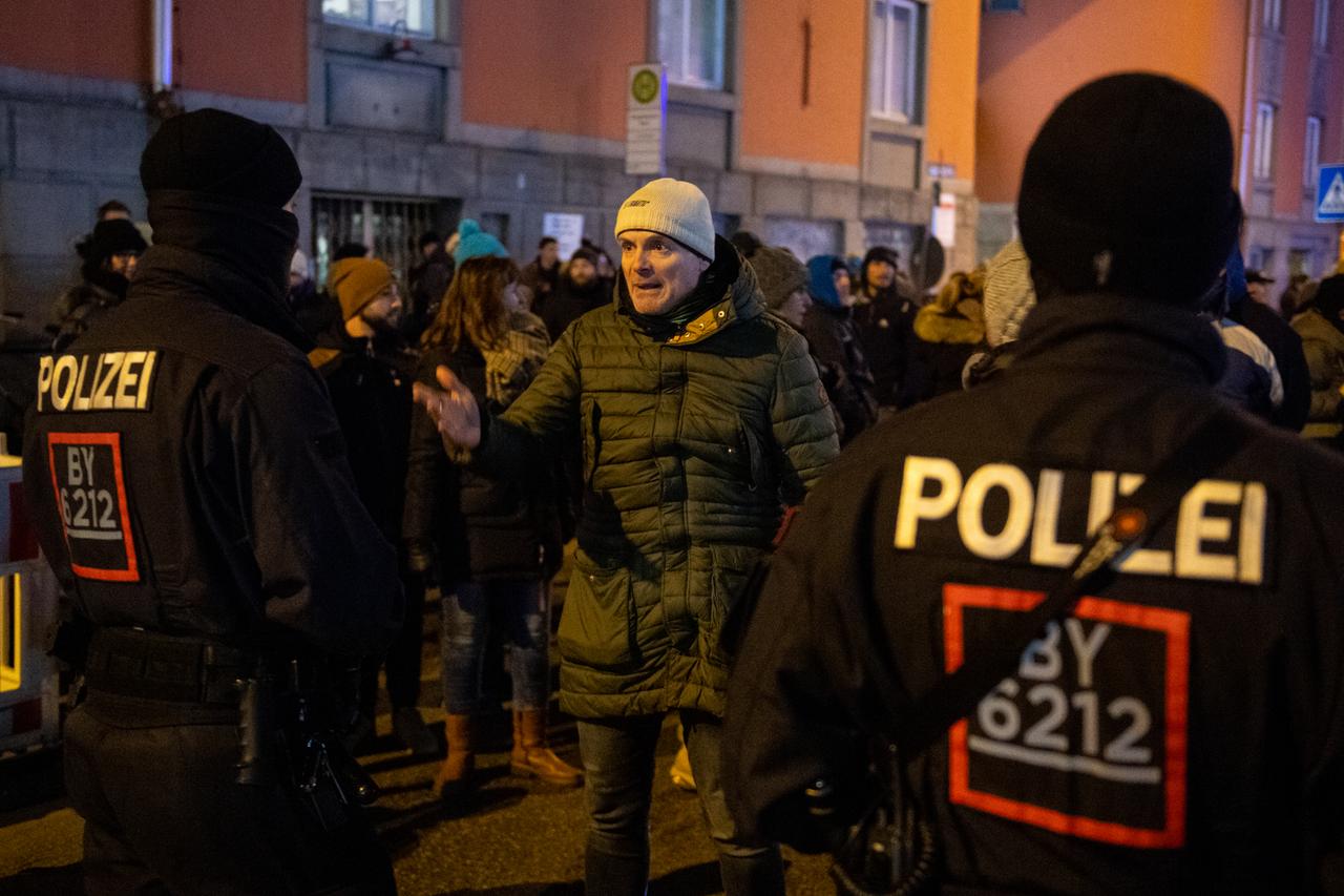 Polizisten versuchen einen Demonstrationszug von Gegnern der Corona-Politik vor dem Hauptbahnhof von München zu stoppen. Annähernd 3000 Gegner der Corona-Maßnahmen haben am Mittwochabend in München demonstriert. Auf der Ludwigstraße und im Viertel rund um Siegestor und Universität versuchten nach Polizeiangaben rund 500 Beamte, die sogenannten Spaziergänge zu unterbinden. Polizisten versuchen einen Demonstrationszug von Gegnern der Corona-Politik vor dem Hauptbahnhof von München zu stoppen. Annähernd 3000 Gegner der Corona-Maßnahmen haben am Mittwochabend in München demonstriert. Auf der Ludwigstraße und im Viertel rund um Siegestor und Universität versuchten nach Polizeiangaben rund 500 Beamte, die sogenannten Spaziergänge zu unterbinden.