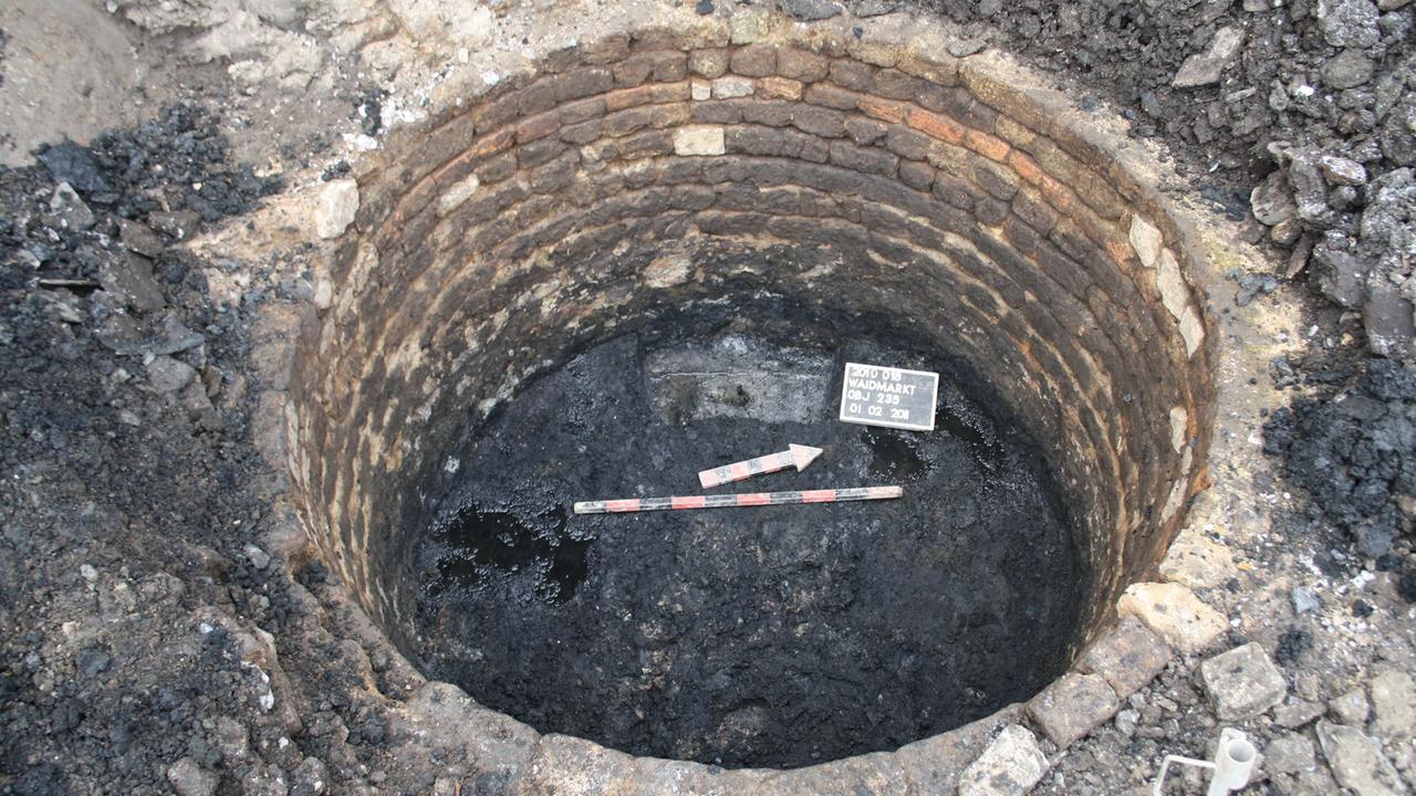 Die Latrine 235 in der Ausgrabung am Kölner Waidmarkt Die Latrine 235 in der Ausgrabung am Kölner Waidmarkt