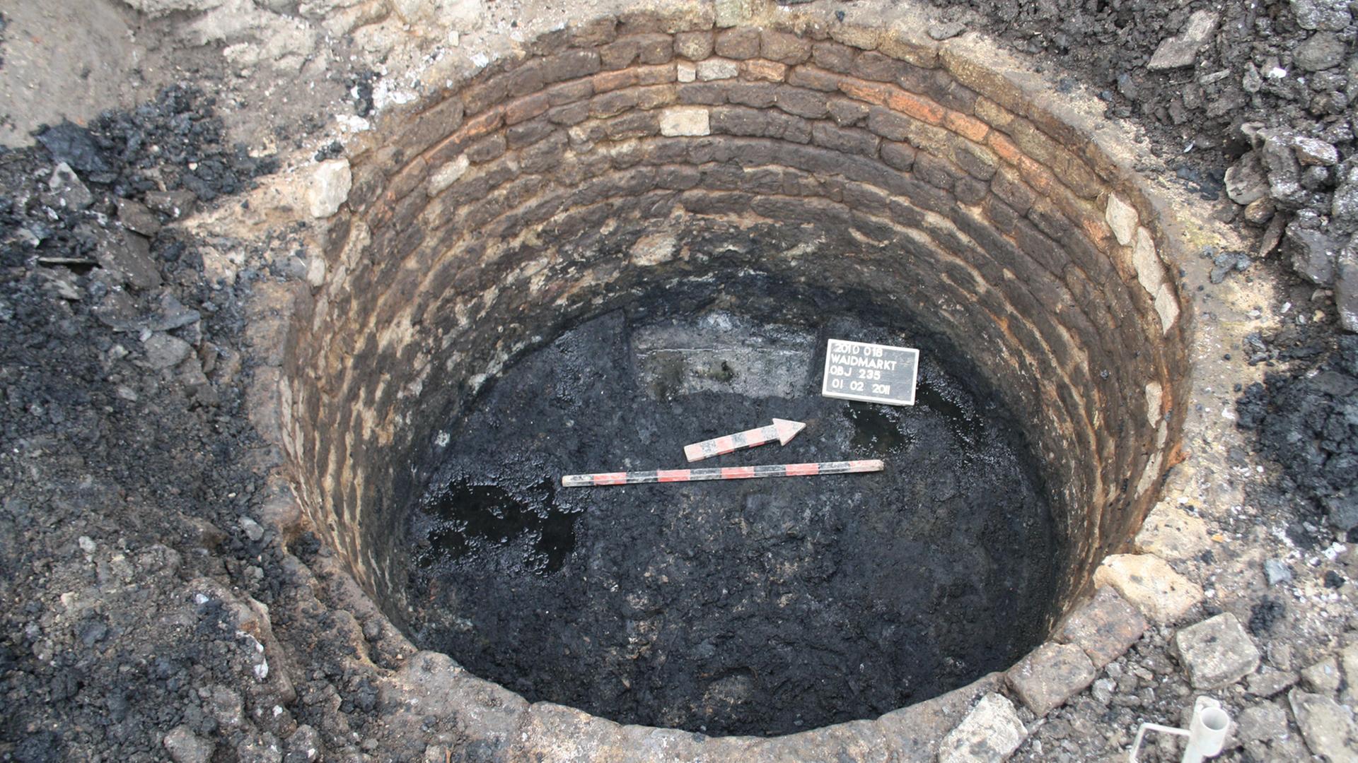 Die Latrine 235 in der Ausgrabung am Kölner Waidmarkt Die Latrine 235 in der Ausgrabung am Kölner Waidmarkt