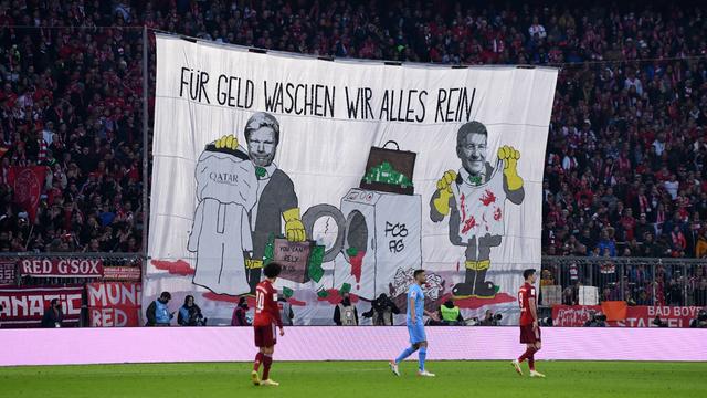 Bayern-Fans protestieren mit einem großen Banner gegen das Katar-Sponsoring.
