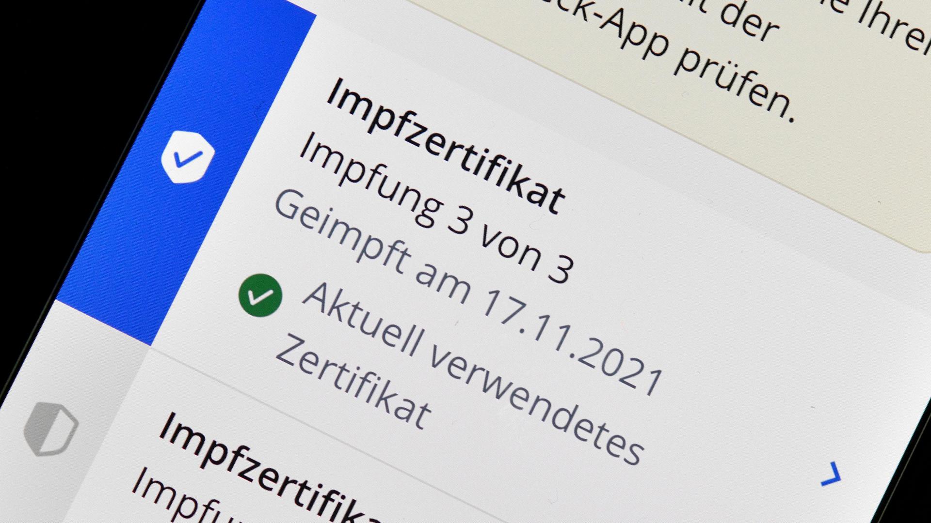 Symbolfoto App CovPass auf Smartphone mit digitalem europäischen Impfzertifikat nach dritter erfolgter Booster-Impfung gegen Covid-19 Symbolfoto App CovPass auf Smartphone mit digitalem europäischen Impfzertifikat nach dritter erfolgter Booster-Impfung gegen Covid-19