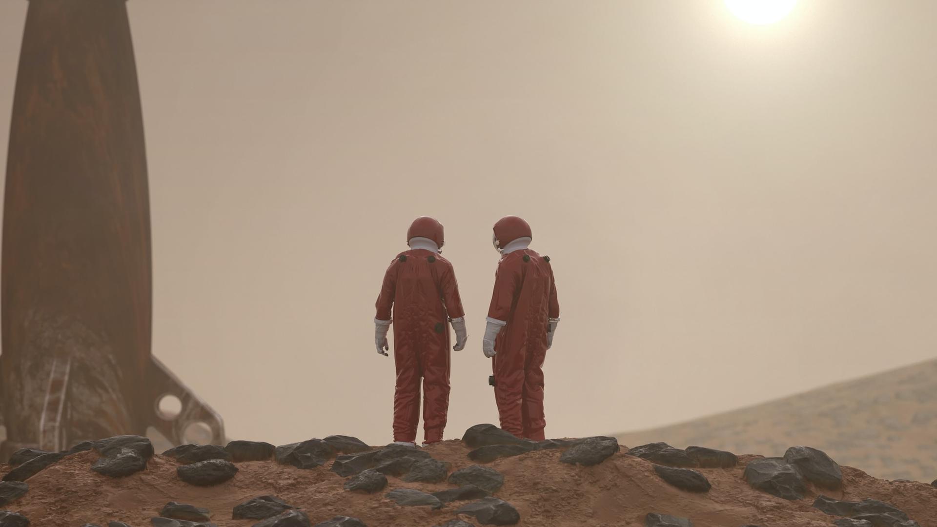 Zwei Personen in roten Ganzkörperanzügen auf rotem, steinigen Untergrund. Neben ihnen eine Rakete, aufrecht stehend. Am Horizont die Sonne. Zwei Personen in roten Ganzkörperanzügen auf rotem, steinigen Untergrund. Neben ihnen eine Rakete, aufrecht stehend. Am Horizont die Sonne.