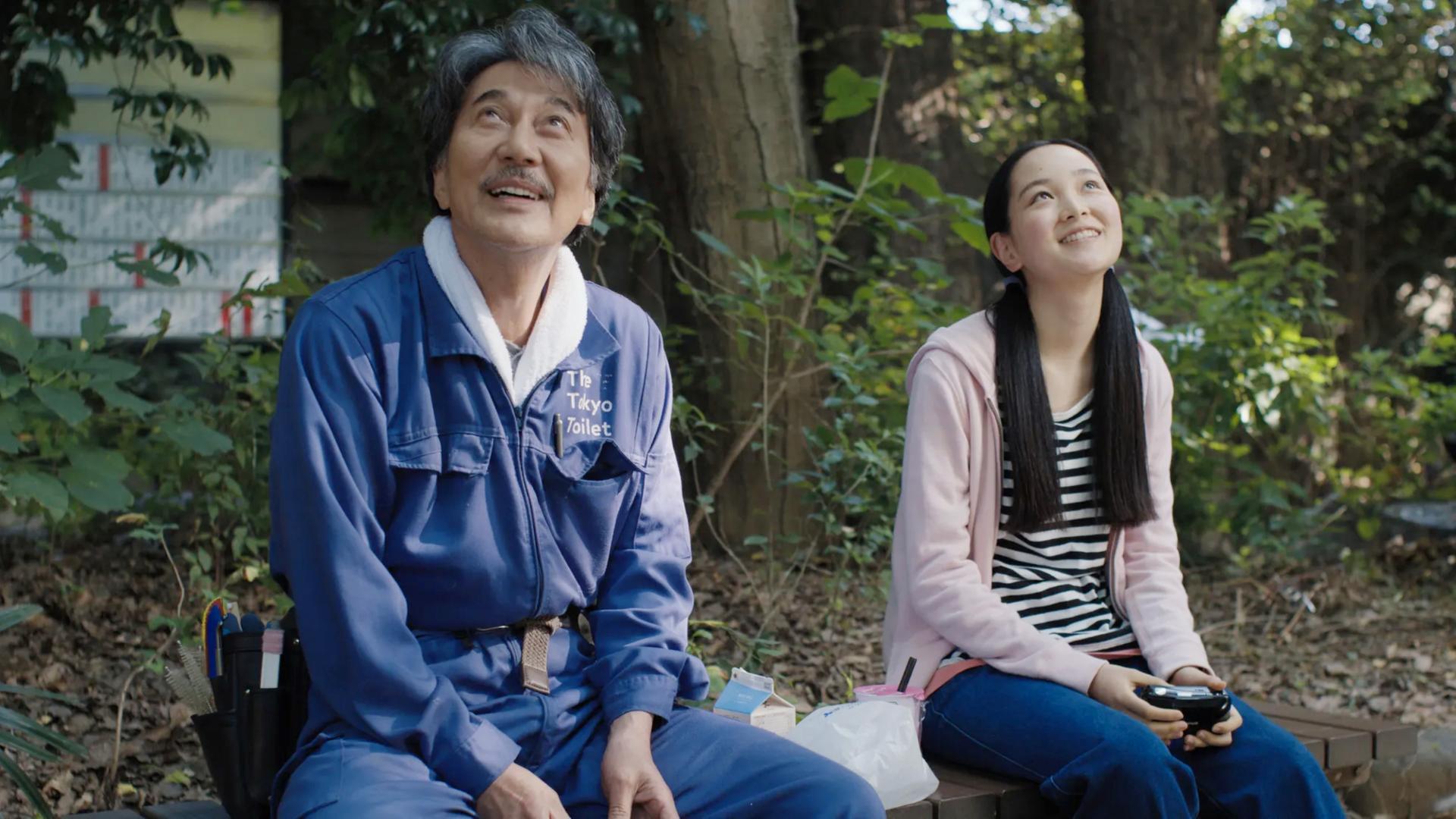 Filmstill aus "Perfect Days" von Wim Wenders. Hirayama (Koji Yakusho) und seine Nichte (Arisa Nakano), 2023. Filmstill aus "Perfect Days" von Wim Wenders. Hirayama (Koji Yakusho) und seine Nichte (Arisa Nakano), 2023.
