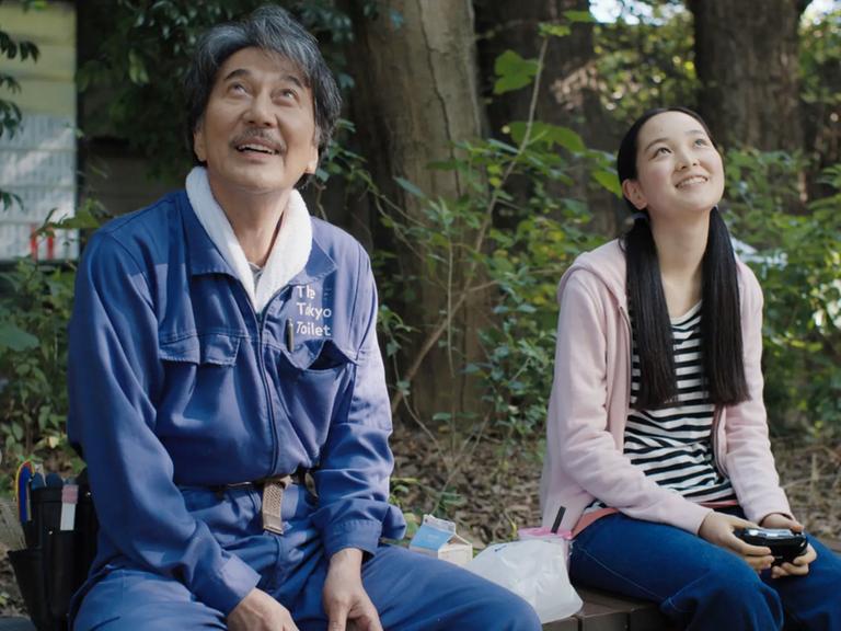Filmstill aus "Perfect Days" von Wim Wenders. Hirayama (Koji Yakusho) und seine Nichte (Arisa Nakano), 2023.