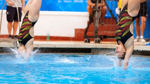 Italien, Rom: Schwimmen/Wasserspringen: Europameisterschaft, Synchronspringen 3 m, Frauen, Finale: Lena Hentschel und Tina Punzel aus Deutschland in Aktion.