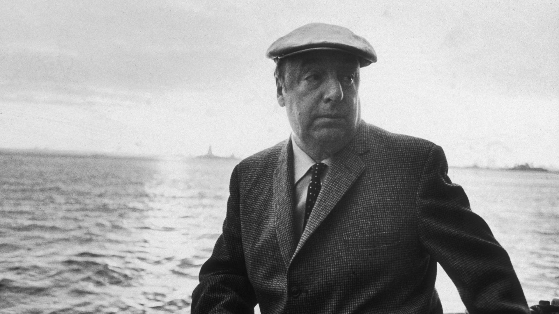 Der chilenische Dichter Pablo Neruda (1904 - 1973) lehnt an der Reling eines Schiffes. Er trägt eine Mütze. 