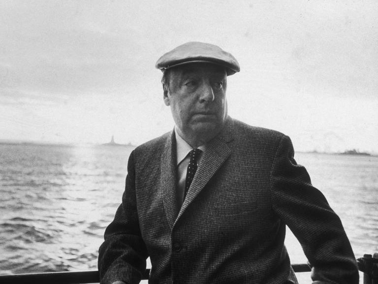 Der chilenische Dichter Pablo Neruda (1904 - 1973) lehnt an der Reling eines Schiffes. Er trägt eine Mütze. 