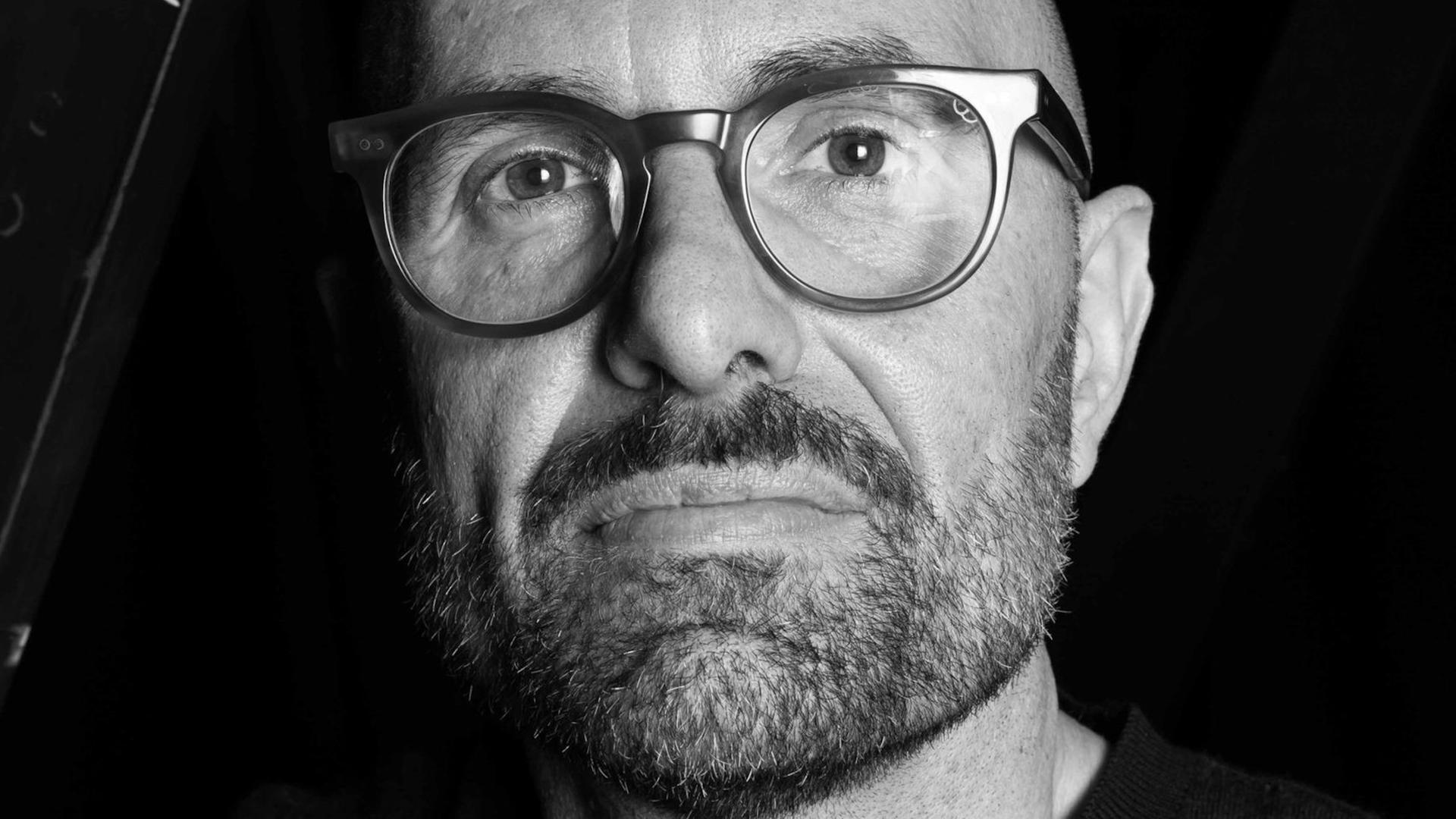 Porträt des Regisseurs Philipp Stölzl. Er trägt eine Brille. Porträt des Regisseurs Philipp Stölzl. Er trägt eine Brille.