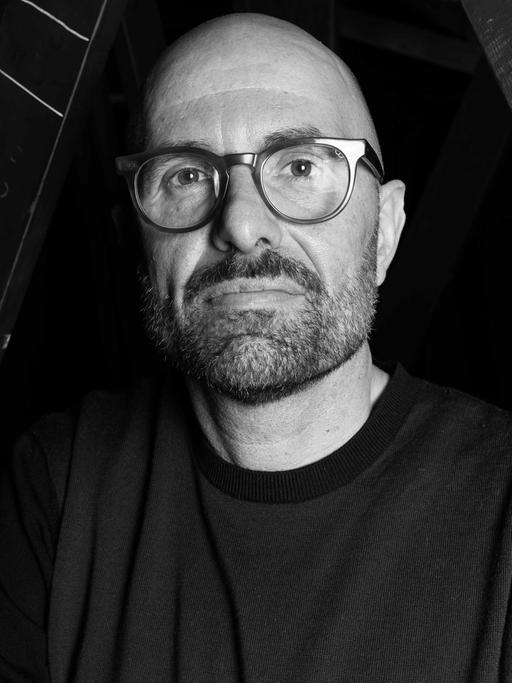 Porträt des Regisseurs Philipp Stölzl. Er trägt eine Brille.