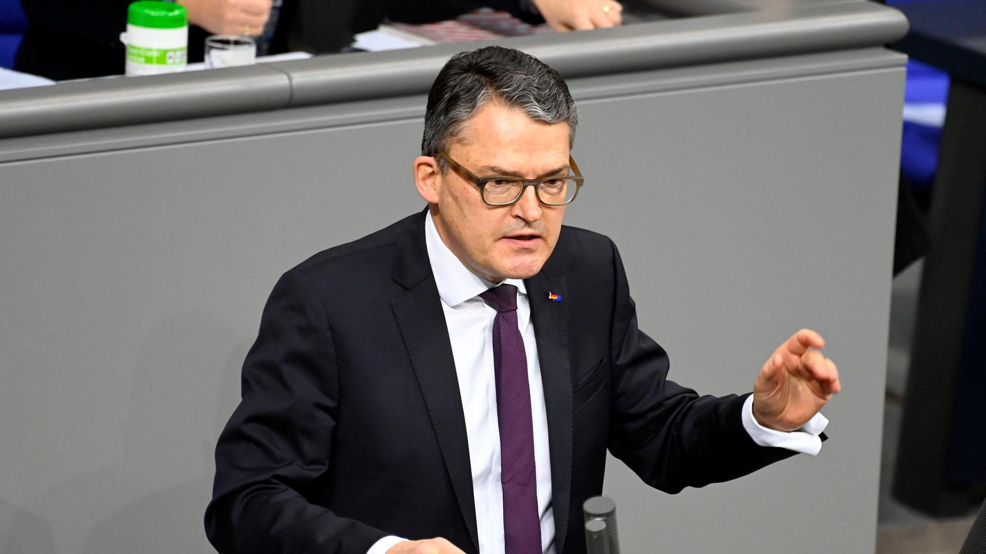 Der CDU-Politiker Roderich Kiesewetter in der 14. Sitzung des Deutschen Bundestages im Reichstagsgebäude Der CDU-Politiker Roderich Kiesewetter in der 14. Sitzung des Deutschen Bundestages im Reichstagsgebäude