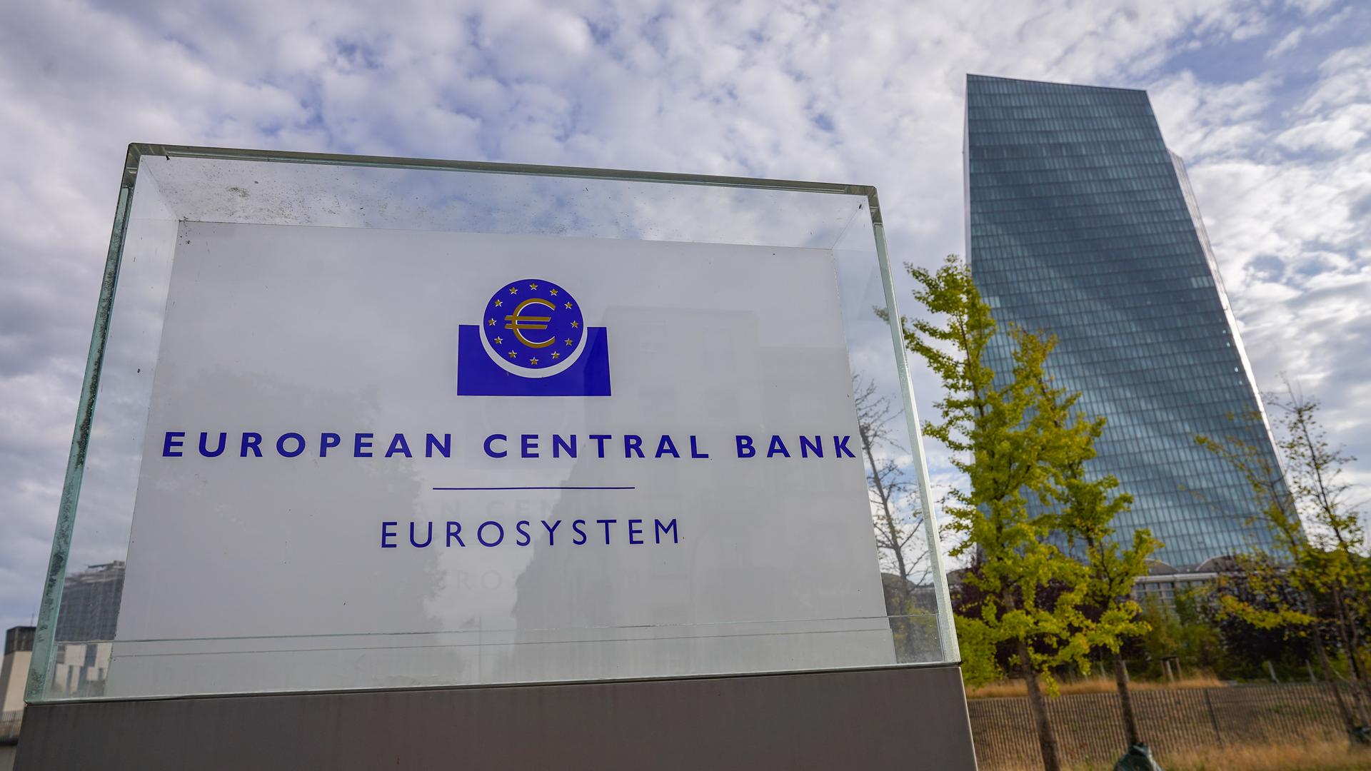Die Zentrale der Europäischen Zentralbank EZB neben einem Schild am Eingang. Die Zentrale der Europäischen Zentralbank EZB neben einem Schild am Eingang.
