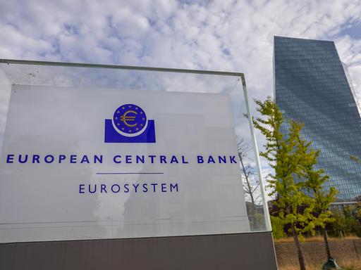 Die Zentrale der Europäischen Zentralbank EZB neben einem Schild am Eingang.