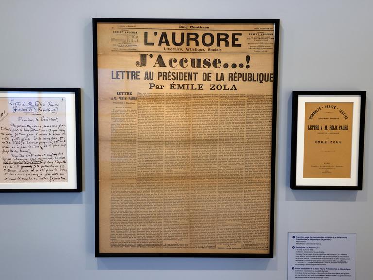 Der Artikel "J'accuse", der in der Zeitung "L'Aurore", ausgestellt im Dreyfus-Museum im Haus von Emile Zola in Medan, nahe Paris, 