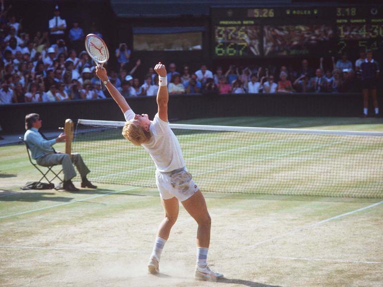 1985: Boris Becker bejubelt seinen Sieg beim Wimbledon-Turnier. 