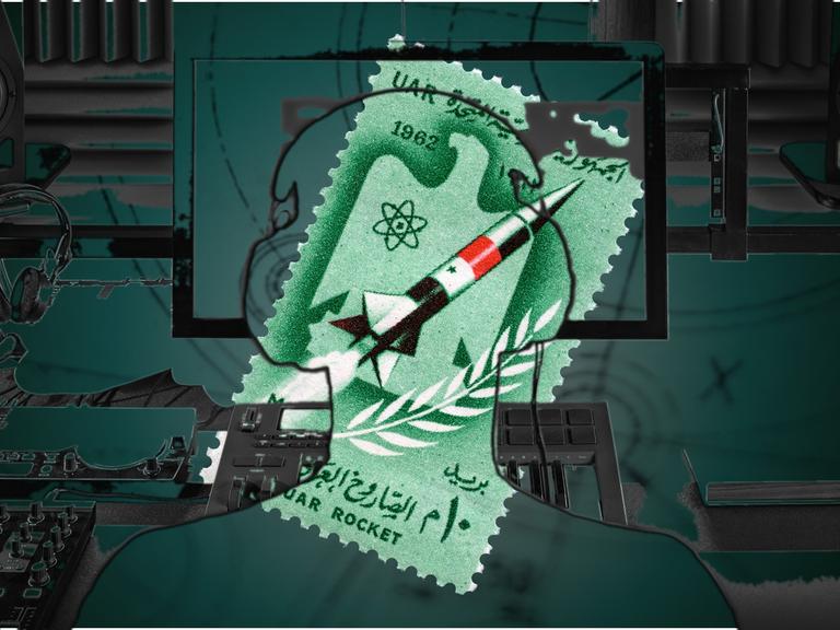 Collage: Ein Mensch in einem Tonstudio mit Computer, Mikrofon, Kopfhörern. Das Bild ist teilweise transparent. Darunter sieht man das "Die Experten"-Serienmotiv: Briefmarken auf grünem Grund mit Rakete darauf.
