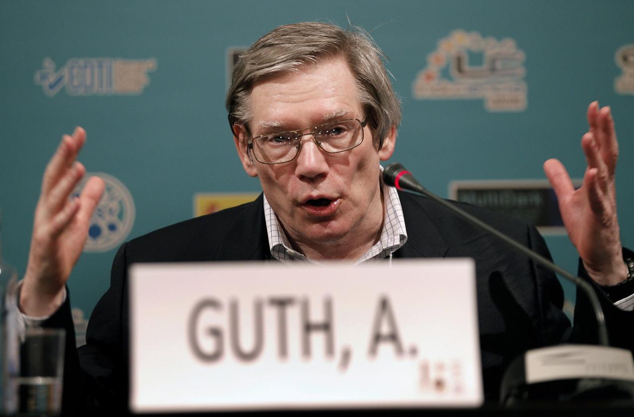 Ein Mann mit Brille und in Anzug an einem Rednerpult: der Physiker Alan Guth. Ein Mann mit Brille und in Anzug an einem Rednerpult: der Physiker Alan Guth.