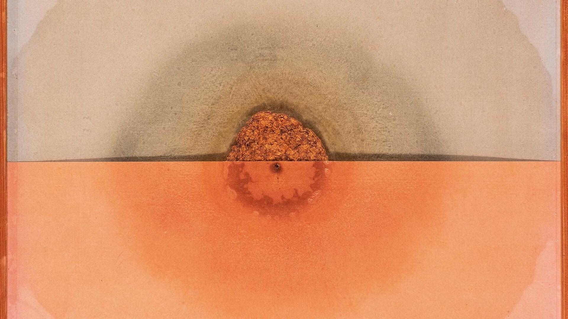 Eine Wurstscheibe, zwischen je ein Blatt rosafarbenes und blaues Papier geklemmt, deutet einen Sonnenuntergang an. Eine Wurstscheibe, zwischen je ein Blatt rosafarbenes und blaues Papier geklemmt, deutet einen Sonnenuntergang an.