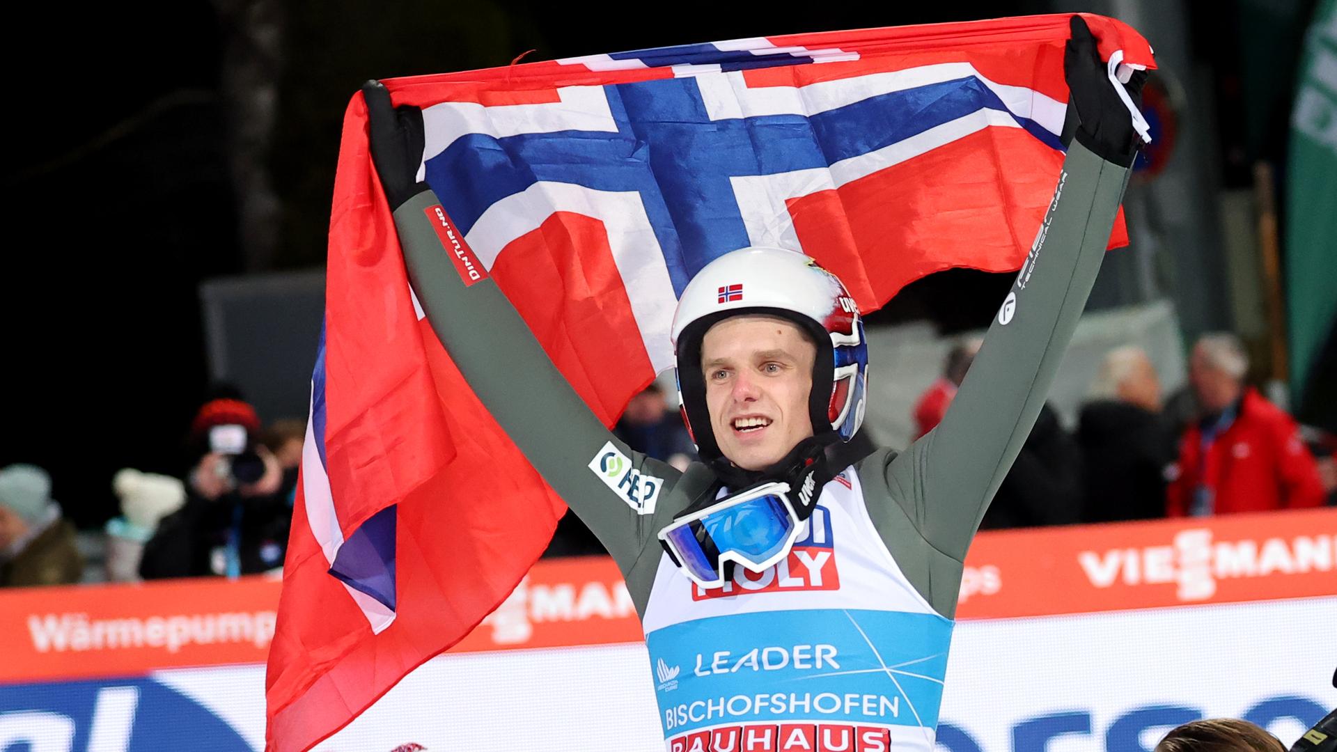 Halvor Egner Granerud aus dem Land Norwegen jubelt. Er hält eine norwegische Flagge über seinem Kopf. Halvor Egner Granerud aus dem Land Norwegen jubelt. Er hält eine norwegische Flagge über seinem Kopf.