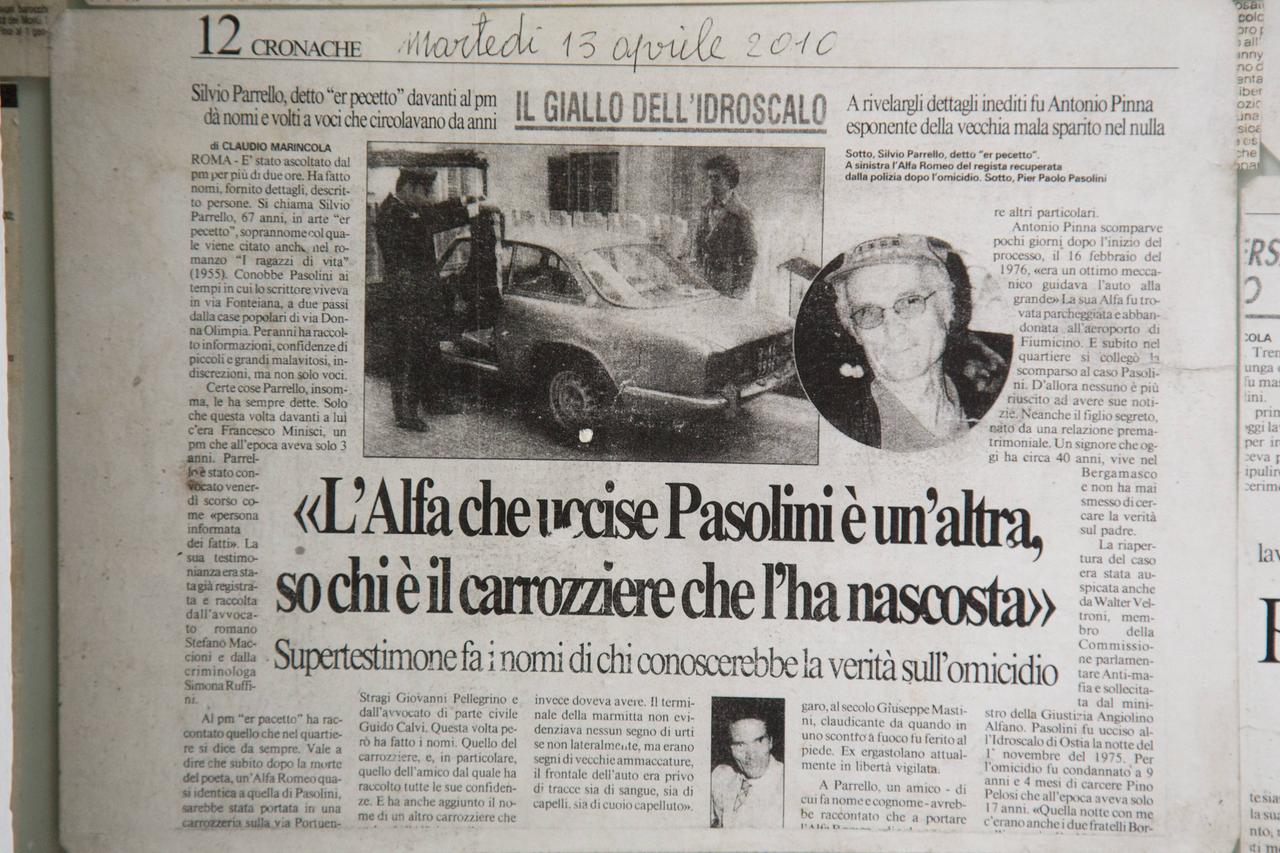 Zeitungsartikel über den Mord an Pier Paolo Pasolini mit einem Aufmacherfoto, das ein Auto zeigt.