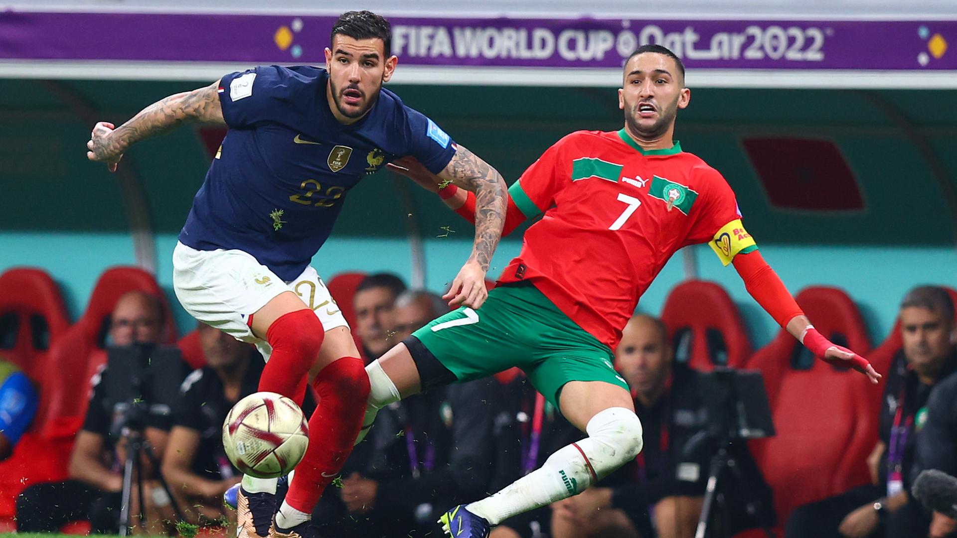 Frankreichs Theo Hernández (links) spielt im Halbfinale der Fußball-WM in Katar gegen Marokkos Hakim Ziyech. Frankreichs Theo Hernández (links) spielt im Halbfinale der Fußball-WM in Katar gegen Marokkos Hakim Ziyech.