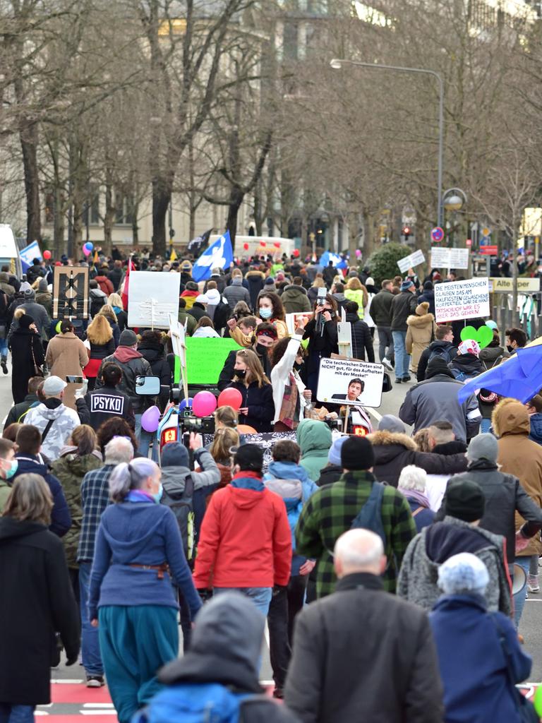 Teilnehmende einer Demonstration der sogeannten Querdenkerbewegung in Frankfurt am Main.