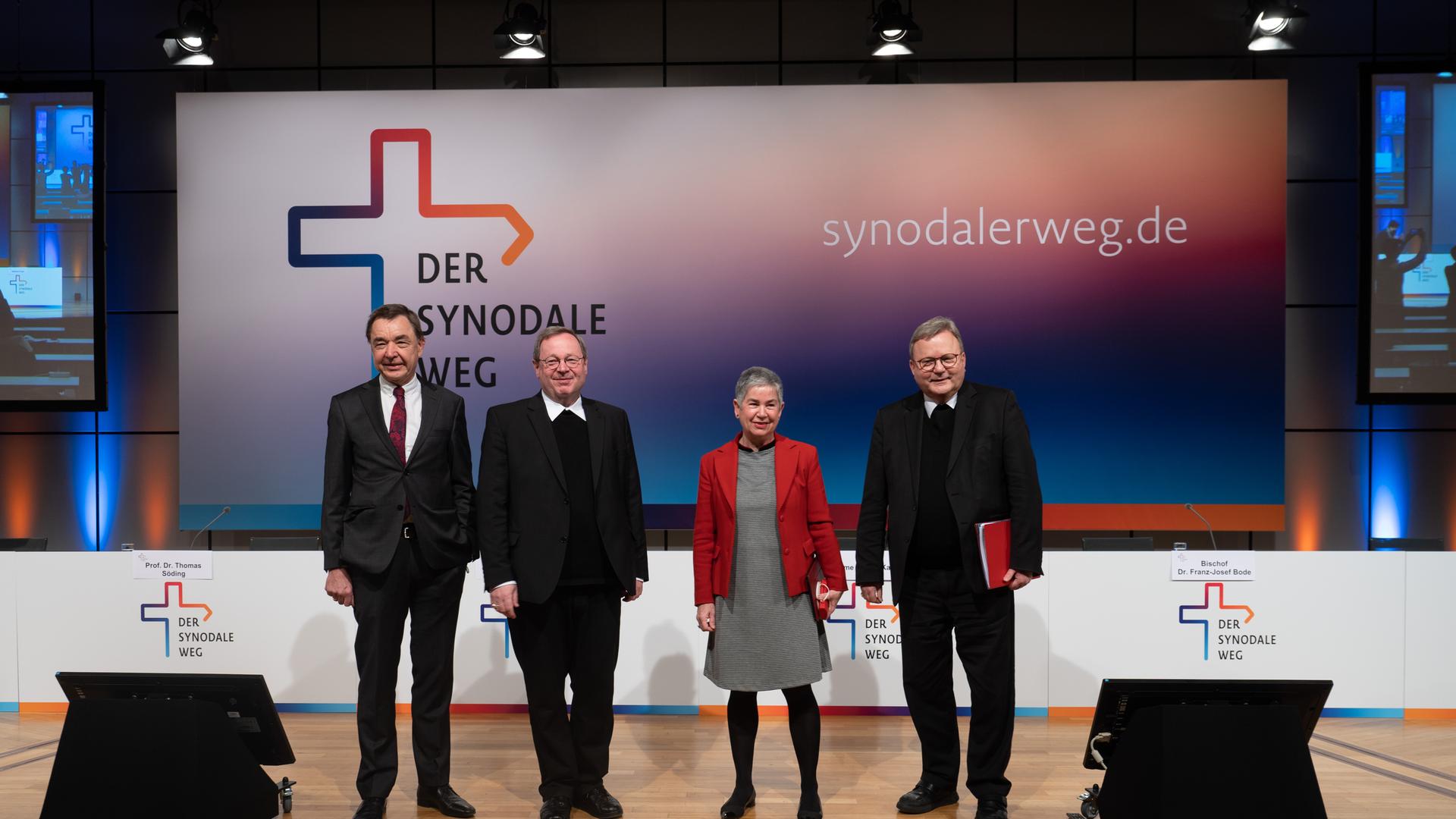 Vorstandsmitglieder des Synodalen Weges von links nach recht: Thomas Söding, Georg Bätzing, Irme Stetter-Karp sowie Franz-Josef Bode. Vorstandsmitglieder des Synodalen Weges von links nach recht: Thomas Söding, Georg Bätzing, Irme Stetter-Karp sowie Franz-Josef Bode.