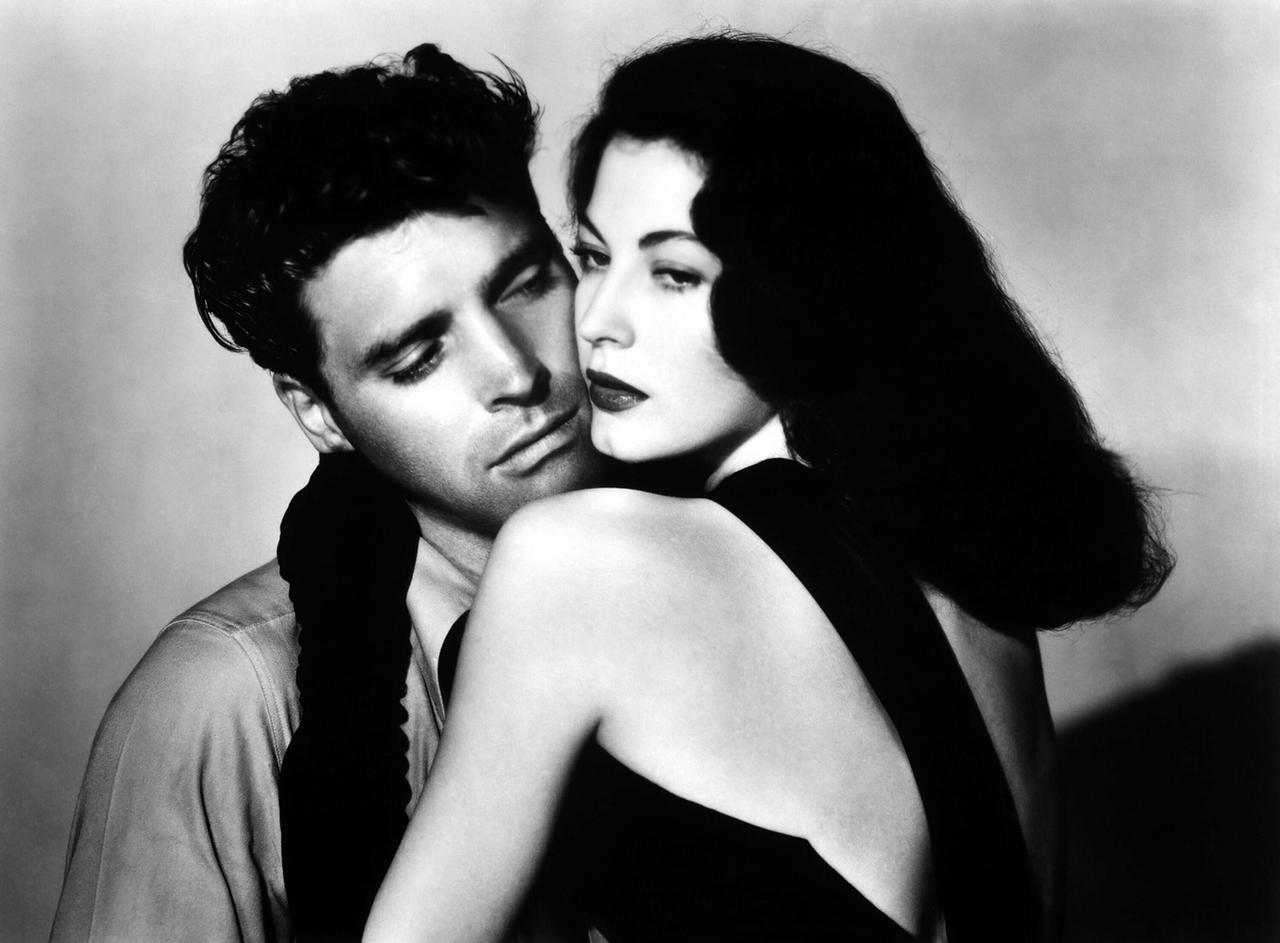 Szene aus dem Film "The Killers": Ava Gardner umarmt Burt Lancaster drückt ihr Gesicht ganz nah an das seine Szene aus dem Film "The Killers": Ava Gardner umarmt Burt Lancaster drückt ihr Gesicht ganz nah an das seine