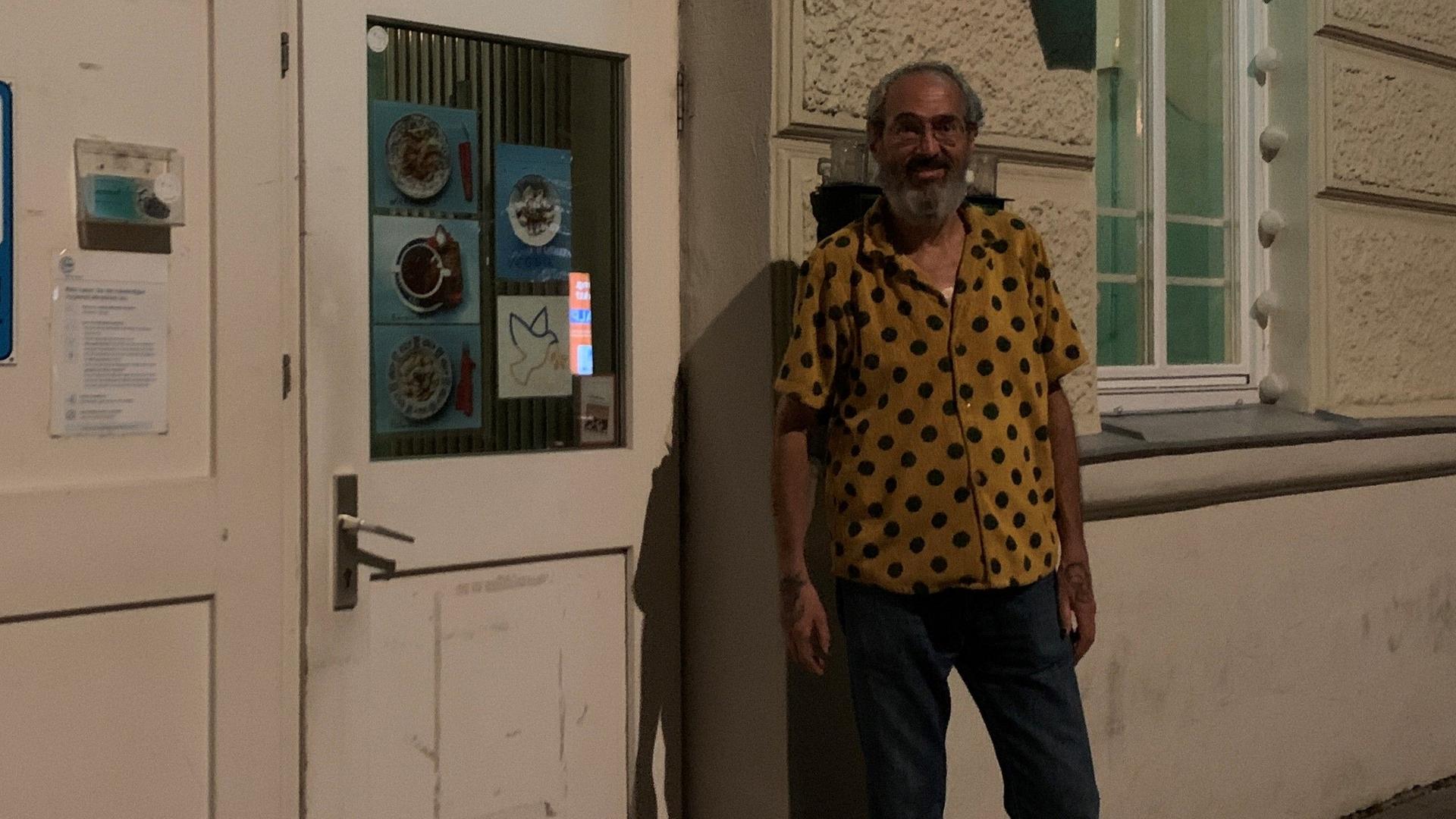 Der "Silencer" Dorin Popa vor dem Lokal "Irkutsk" in München. Der "Silencer" Dorin Popa vor dem Lokal "Irkutsk" in München.