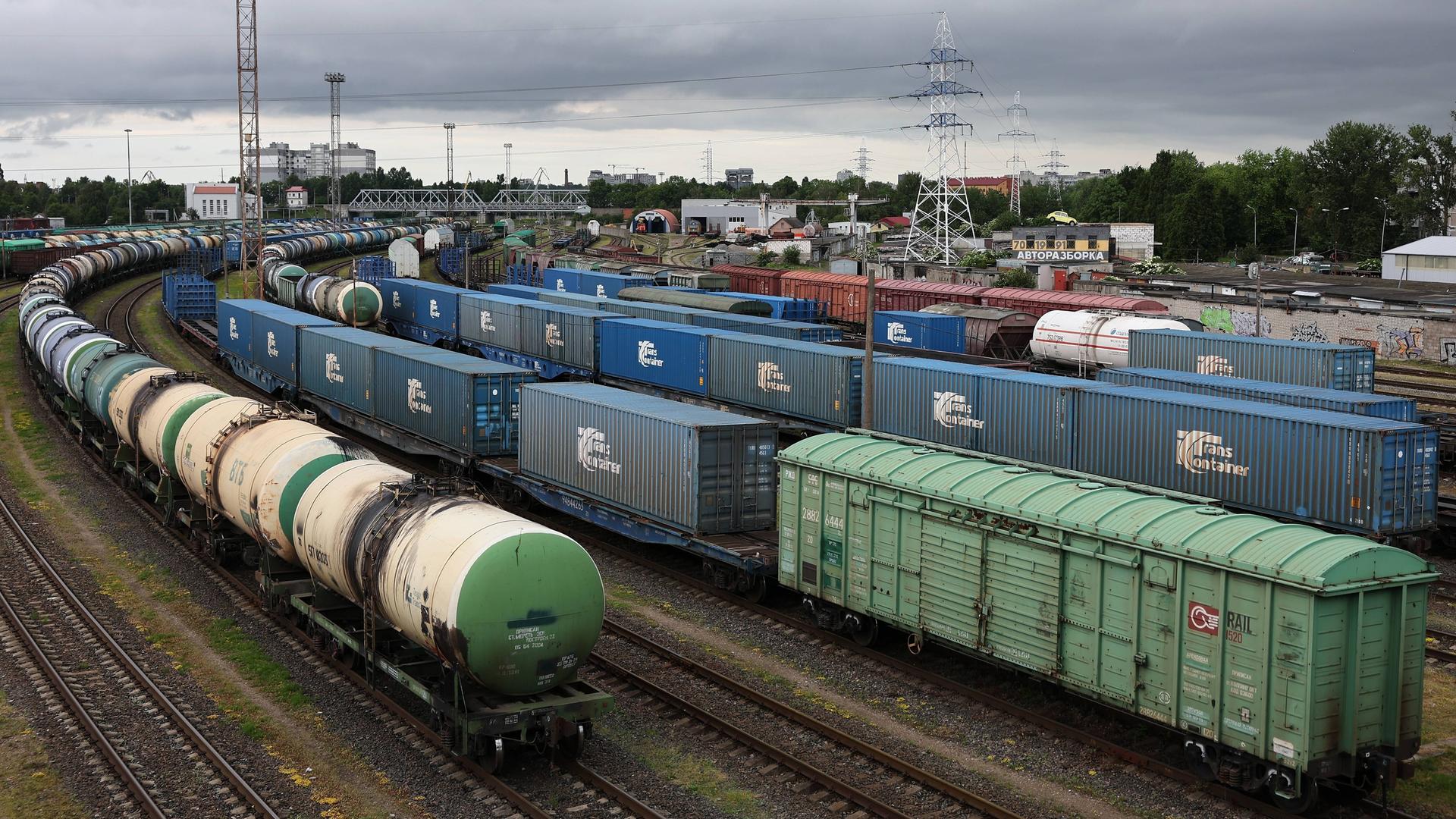 Güterbahnhof in der russischen Exklave Kaliningrad. Der Zugverkehr für kriegsrelevante Waren ist nach der Umsetzung von EU-Regeln nicht mehr erlaubt. Güterbahnhof in der russischen Exklave Kaliningrad. Der Zugverkehr für kriegsrelevante Waren ist nach der Umsetzung von EU-Regeln nicht mehr erlaubt.
