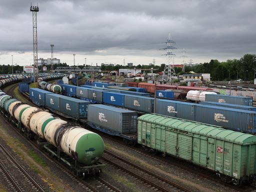 Güterbahnhof in der russischen Exklave Kaliningrad. Der Zugverkehr für kriegsrelevante Waren ist nach der Umsetzung von EU-Regeln nicht mehr erlaubt.