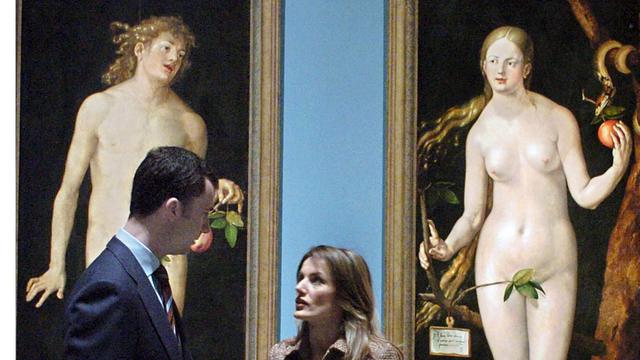 Der spanische Kronprinz Felipe und seine Frau, Prinzessin von Asturien, Letizia Ortiz stehen vor den beiden lebensgroßen Aktbildern des deutschen Malers Albrecht Dürer bei einer Ausstellung im El Prado Museum in Madrid. 