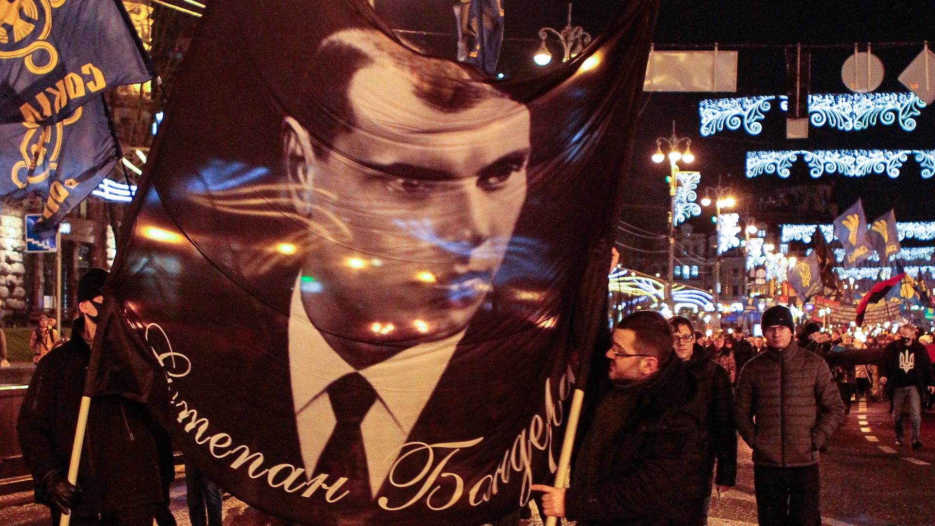 Fackelzug von rechten Aktivisten und der OUN (Organisation Ukrainischer Nationalisten) zum 113. Geburtstag von Stepan Bandera am 1. Januar 2022 in Kiew Fackelzug von rechten Aktivisten und der OUN (Organisation Ukrainischer Nationalisten) zum 113. Geburtstag von Stepan Bandera am 1. Januar 2022 in Kiew